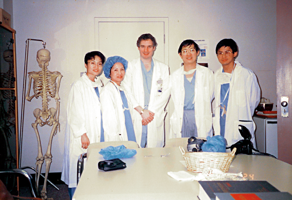 　　圖：何曉輝醫生（右一）早年與伊院同事到加拿大的創傷中心交流。