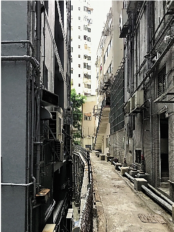 　　圖：中環亞畢諾道附近的一條後巷，彷彿科幻電影場景。\作者攝