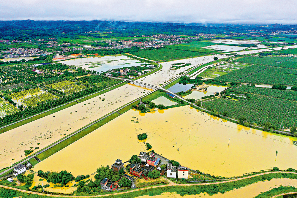 　　圖：廣東自10日起迎來今年入汛以來最強降雨。圖為5月11日，廣州市從化上西村村內低窪處出現積水。\中新社