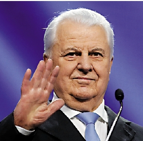 　　圖：2019年1月，烏克蘭首任總統克拉夫丘克在基輔出席季莫申科的競選集會。\美聯社