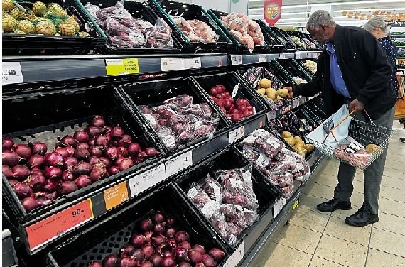 　　圖：英國4月通脹水平達到7%，圖為一名男子5日在倫敦一家超市內購物。\新華社