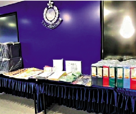 　　圖：警方展示在行動中搜獲的大批證物。
