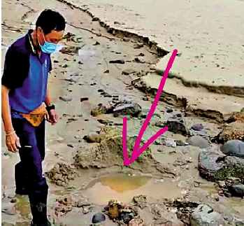 　　圖：港九拯溺員工會提醒，不少沙灘排水位附近在大雨後，會被沖到沙面鬆軟，市民要注意安全。