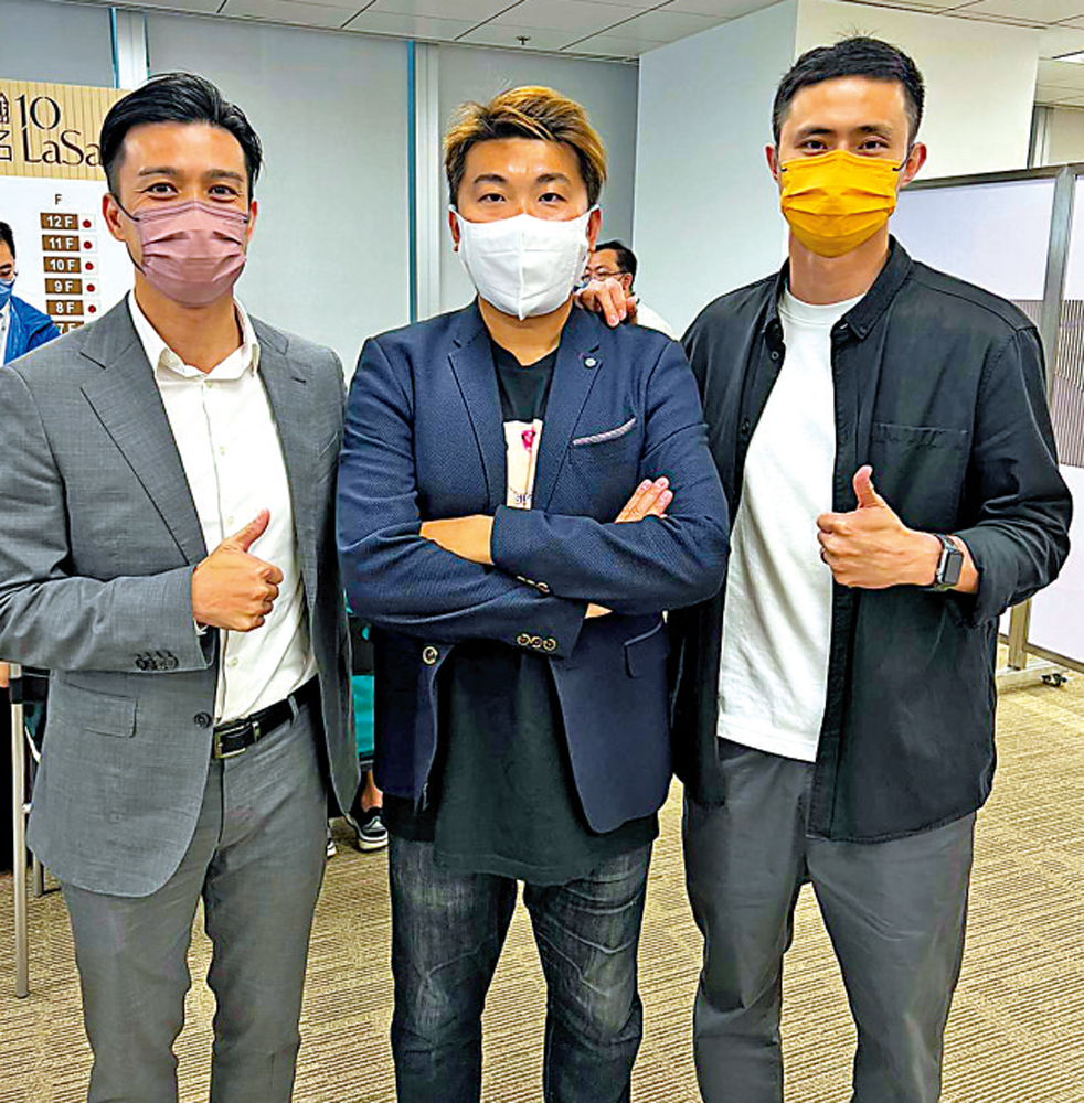 　　圖：中原北角半山區高級資深區域營業董事陳家鴻（中）恭賀兩位前港足隊友陳偉豪（右）、文彼得合力促成瀚名特色戶成交。