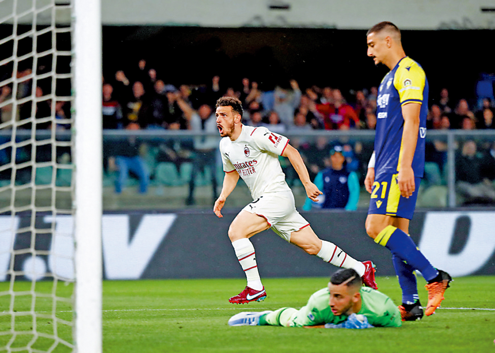 　　圖：AC米蘭的費奧倫斯（左）上仗射入一球。\資料圖片