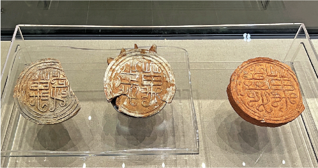 　　圖：廣州南越國宮署遺址出土的南越國「萬歲」文字瓦當。