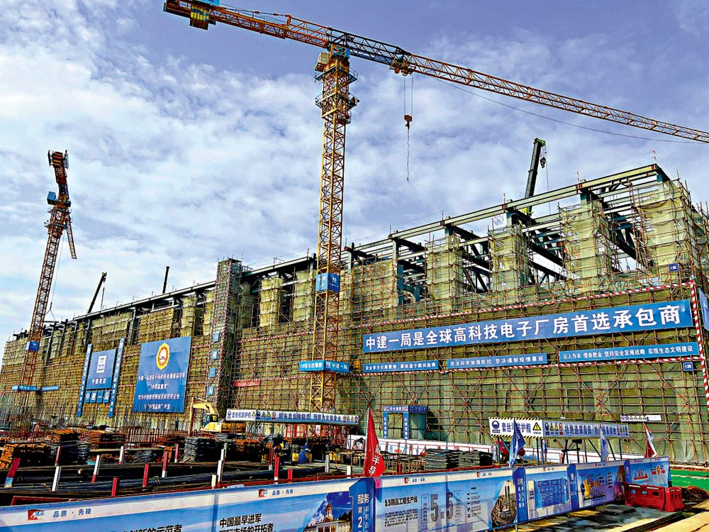 　　圖：近日廣東芯粵能碳化硅芯片製造項目封頂，將助力國產新能源汽車研發。\大公報記者帥誠攝