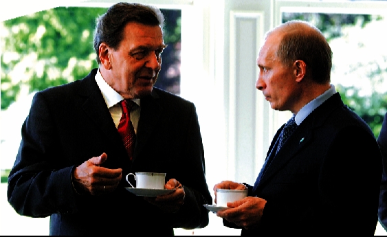 　　圖：德國前總理施羅德（左）多次被指與俄羅斯總統普京（右）關係密切。/美聯社