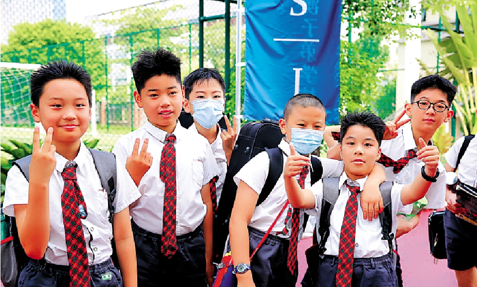 　　圖：東莞暨大港澳子弟學校20日揭牌，幾名學生在鏡頭前開心合影。/大公報記者盧靜怡攝