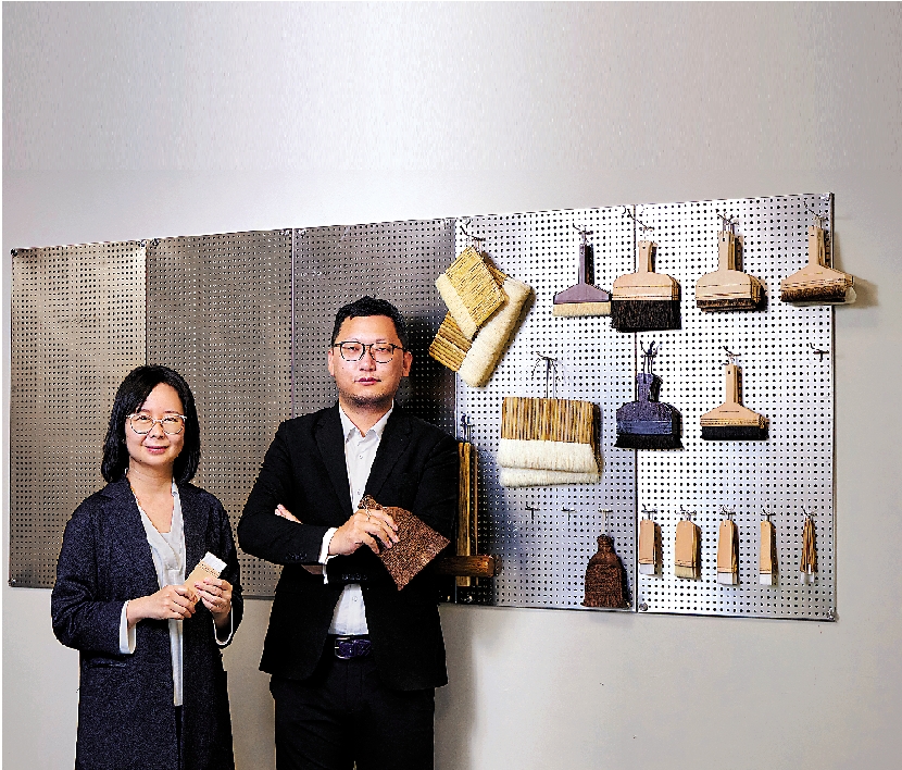 　　圖：香港故宮文化博物館的兩位藏品修復主任梁嘉放（左）、呂智超介紹，修復文物的工具包括種類繁多的修復用刷，修復工作會根據不同的文物狀況選用不同的刷子。