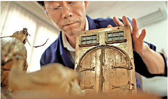 　　圖：紀錄片《我在故宮修文物》劇照。修復師正在修復3D文物。