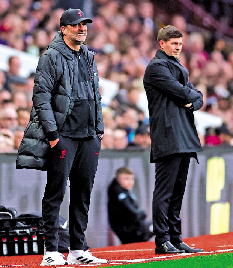 　　圖：利物浦主帥高洛普（左）笑言奪英超錦標要靠謝拉特（右）幫忙。\資料圖片