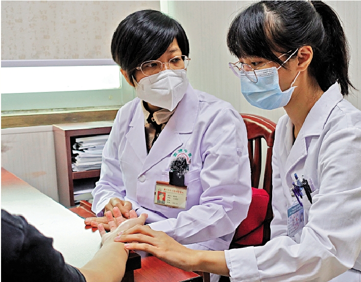 　　圖：中醫學生在醫院學習「望聞問切」，獲帶教老師「手把手」指導。/受訪者供圖