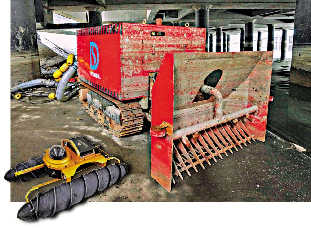 　　圖：渠務署引進新科技，包括河道清淤機械人「深水清」（上圖）和管網檢測機械人「聲探」（左下圖），協助維修保養和清理淤泥。