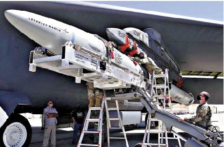 　　圖：掛載於B-52H轟炸機上的AGM-183A高超聲速導彈（ARRW）。