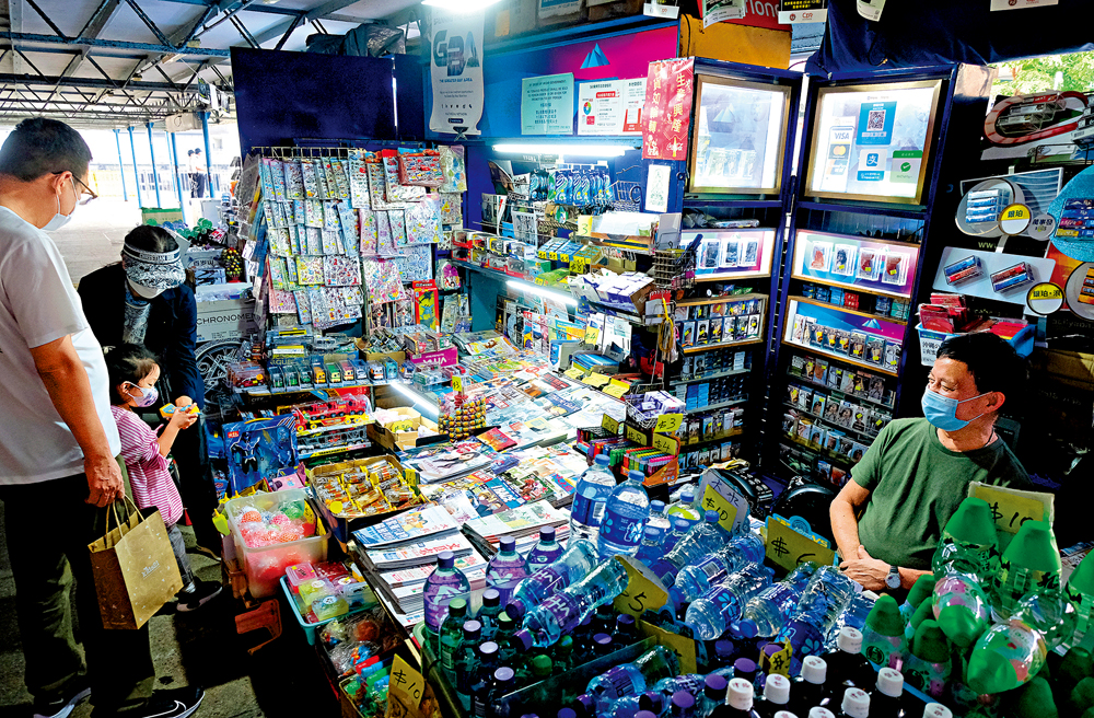 　　圖：在尖沙咀天星碼頭經營報紙檔的麥先生表示，賣支裝水是報紙檔的主要收入來源。