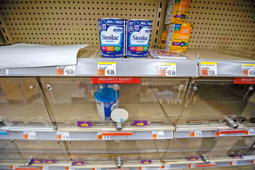 　　圖：美國多地嬰幼兒配方奶粉的缺口超過40%，超市奶粉貨架幾乎被搬空。\法新社