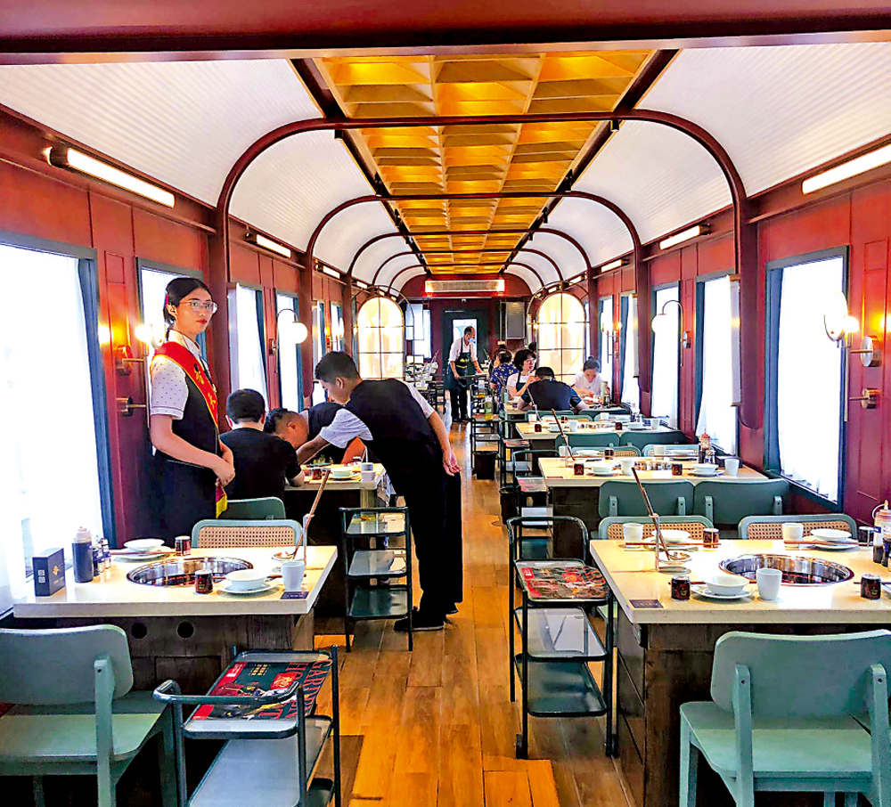　　圖：火車火鍋的場景讓人想起乘坐綠皮火車的經歷。\大公報記者向芸攝