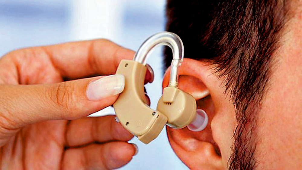 　　圖：佩戴助聽器需要有適應期，所以越早戴越好。