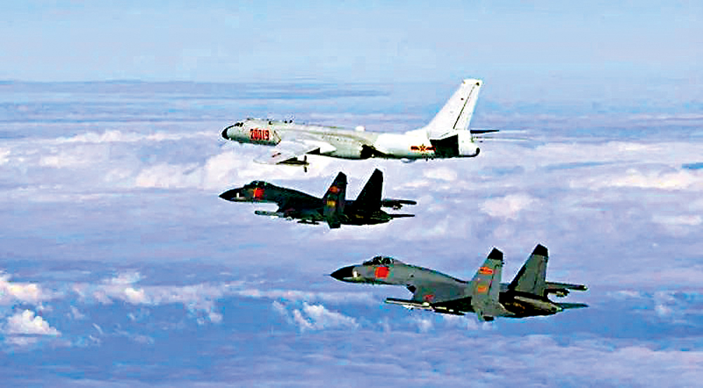 　　圖：為了震懾「台獨」勢力和外部干涉勢力，解放軍軍機巡航台島近年已成常態化。\資料圖片