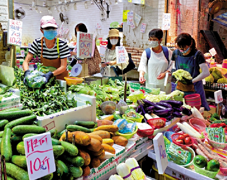 　　圖：多地多管齊下保供，輸港蔬菜量足價穩，選擇多。圖為香港街市內，市民正在選購蔬菜。\大公報記者何嘉駿攝