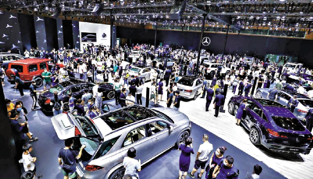 　　圖：內地新能源汽車需求穩步上揚。圖為去年在深圳舉辦的大灣區國際汽車博覽會，新能源汽車成為全場焦點。