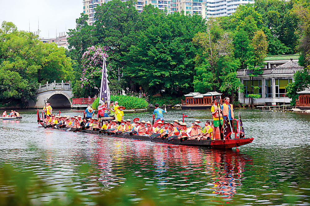 　　圖：傳承千年歷史的龍舟習俗在荔灣湖畔上演。\受訪者供圖