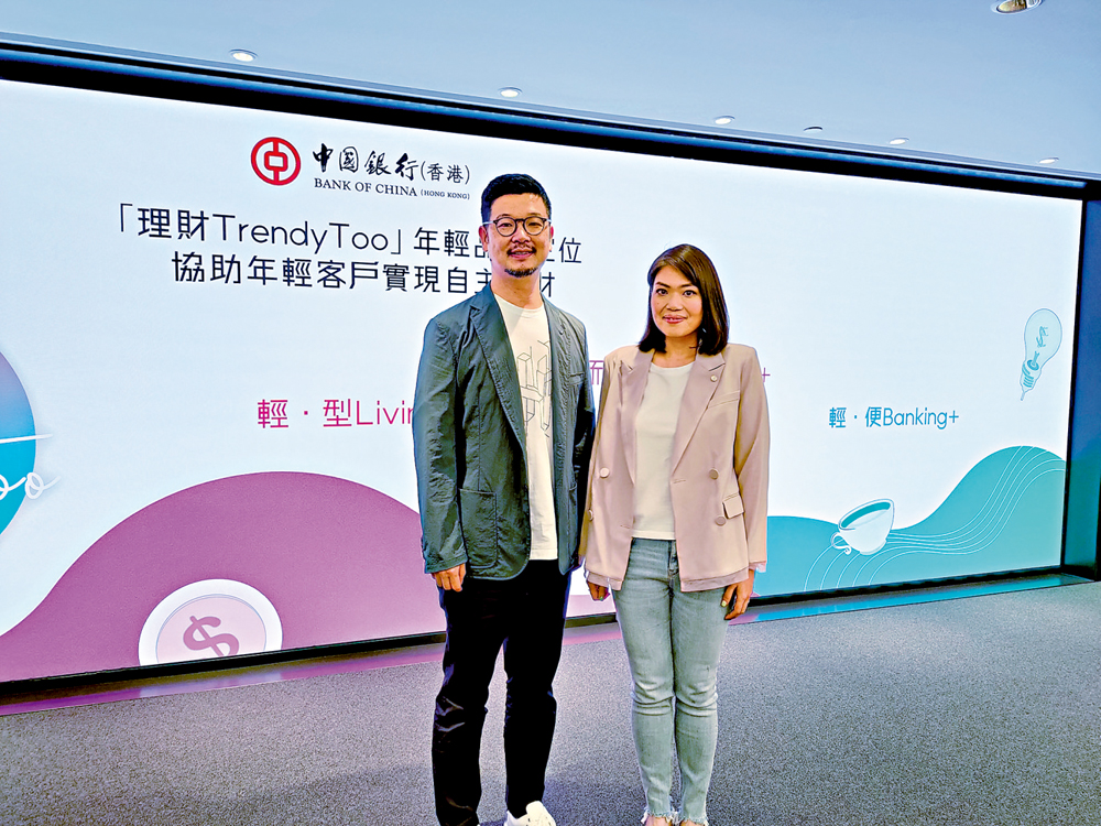 　　圖：何偉文（左）表示，預期全新年輕客戶的增幅可逾兩成。\大公報攝