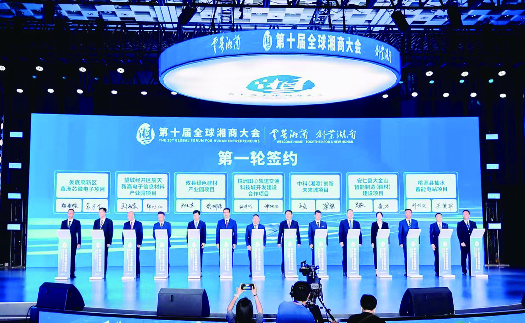 　　圖：現場簽約。/方景千攝