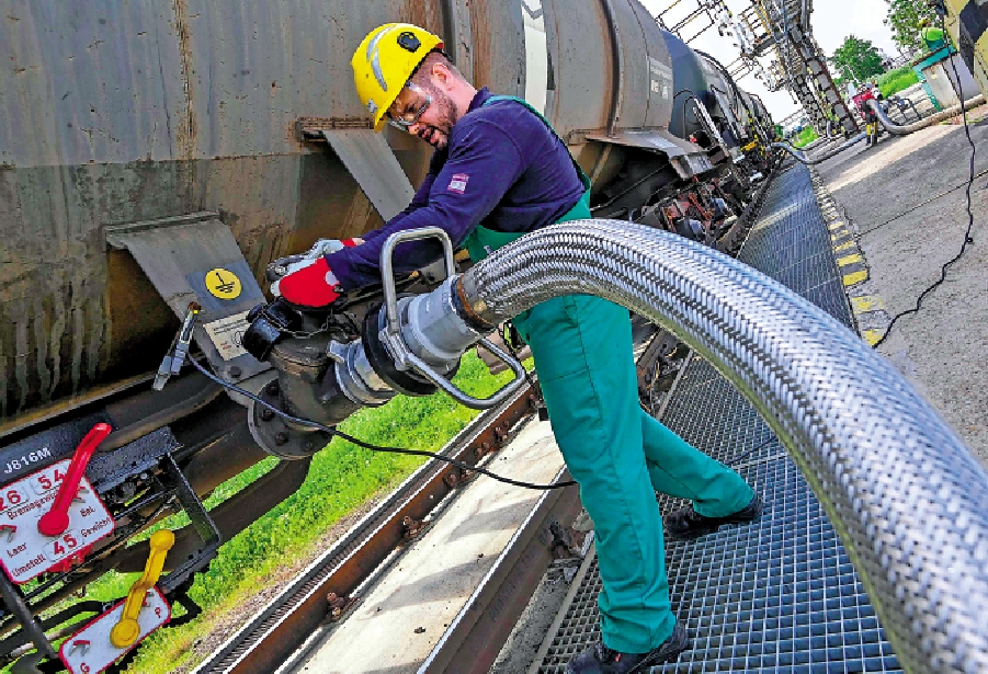 　　圖：匈牙利高度依賴俄羅斯石油，圖為匈牙利煉油廠工人。\法新社