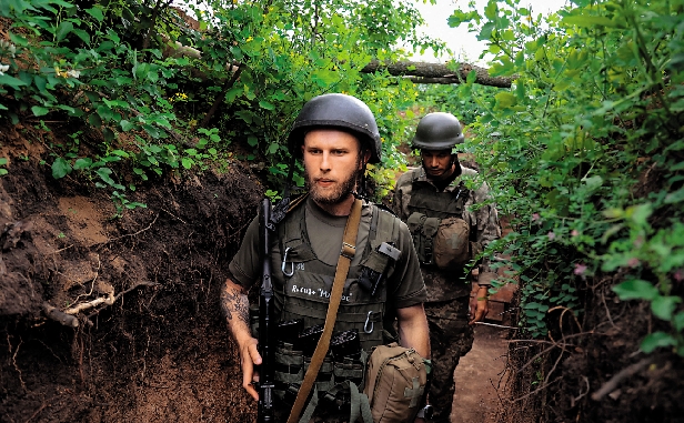 　　圖：烏克蘭士兵29日在位於烏東前線的戰壕內巡邏。\路透社