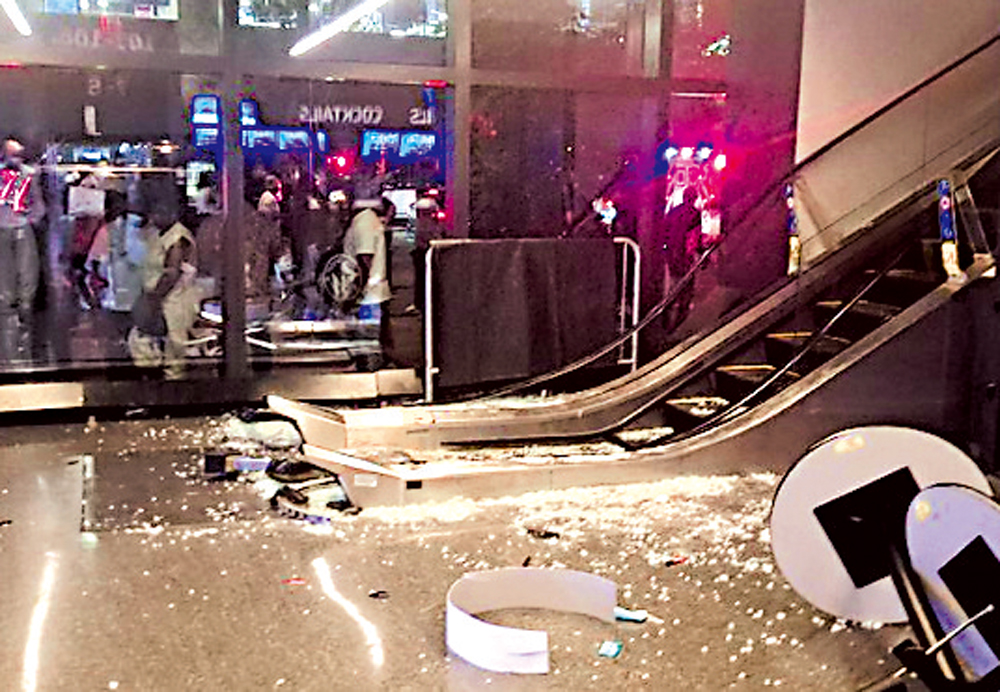 　　圖：紐約拳擊賽場館外疑似傳出槍聲，現場發生踩踏事故。\網絡圖片