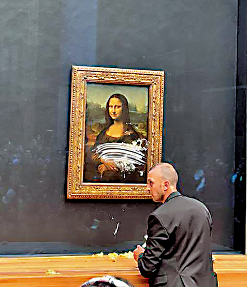 　　圖：在法國羅浮宮展出的名畫《蒙娜麗莎》29日遭砸蛋糕。\路透社