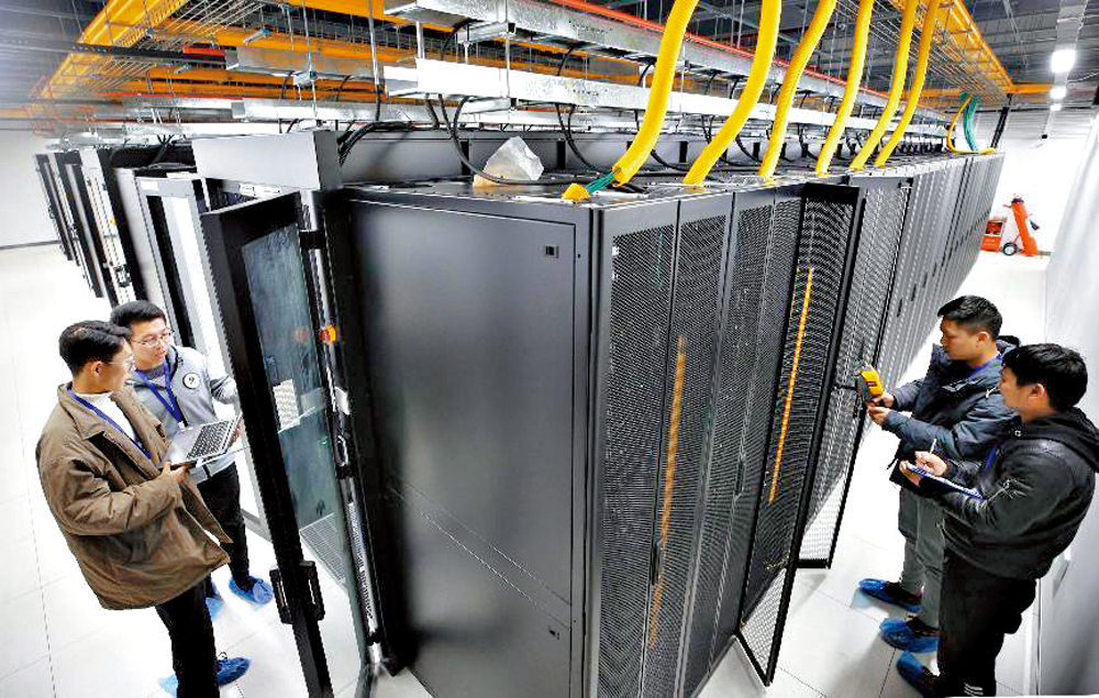 　　圖：作為粵港澳大灣區國家樞紐節點，韶關將打造千億級的電子信息和大數據產業集群。圖為工作人員檢測數據中心設備。 