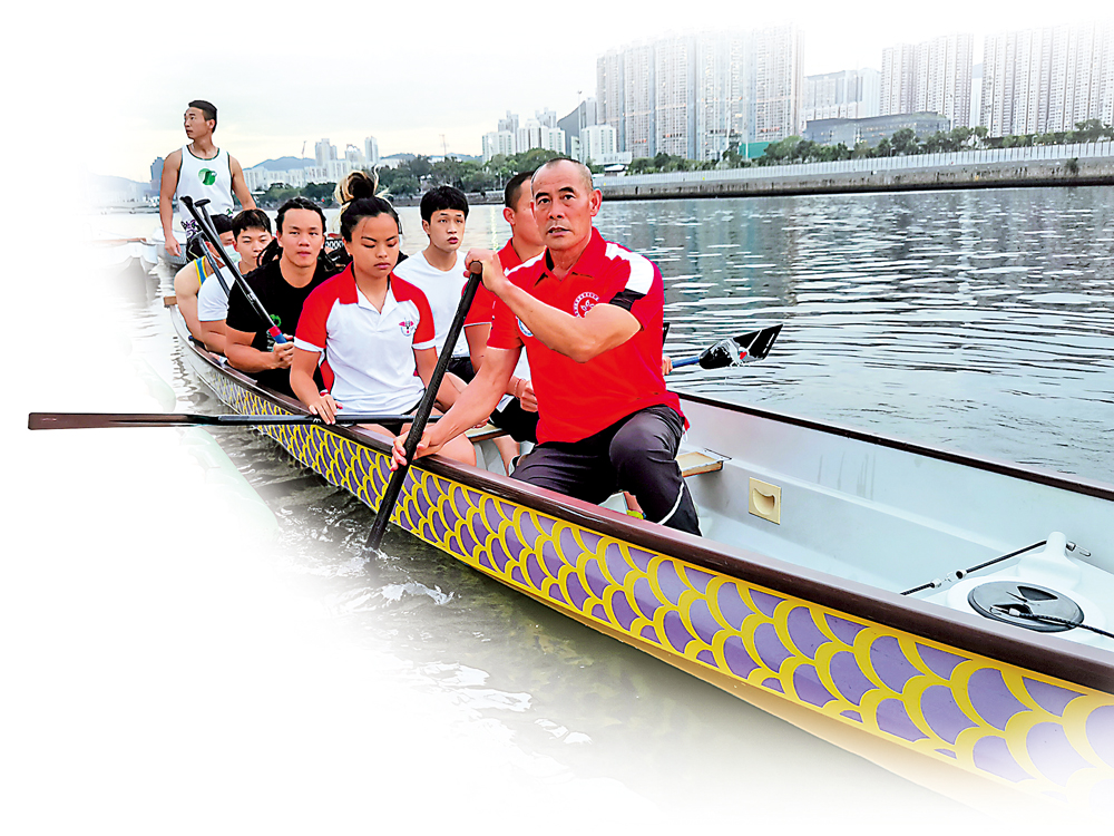 　　圖：冠軍教練伍新成（前）正帶領港隊成員出操訓練。