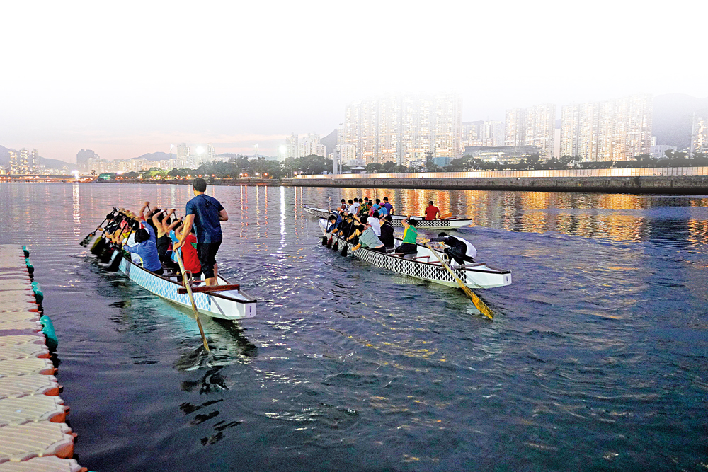 　　圖：香港龍舟隊隊員都有正職工作，收工後到沙田城門河集訓，已是黃昏時分。