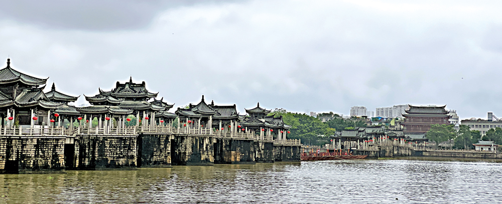 　　圖：廣濟橋是潮州一個名片，「95後」青年丁潤濤製作的3D動畫就是從廣濟橋開始。\大公報記者黃寶儀攝