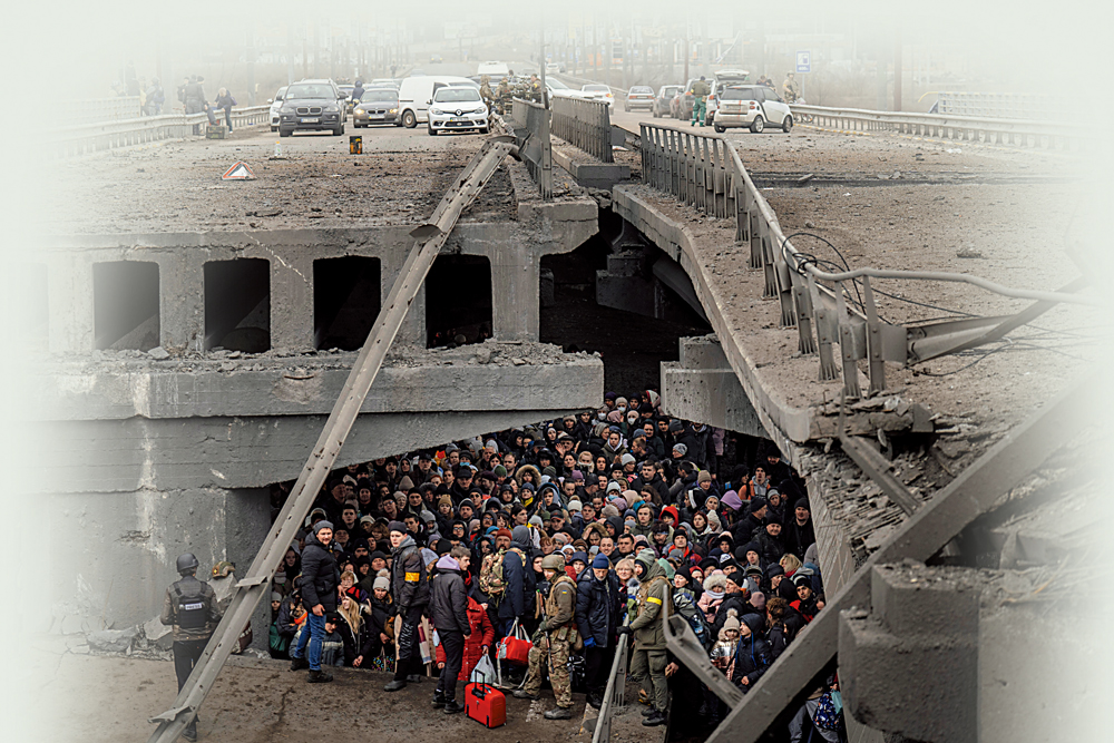 　　圖：3月5日，烏克蘭難民在基輔附近一座被摧毀的橋下等待，試圖穿越伊爾平河。\美聯社