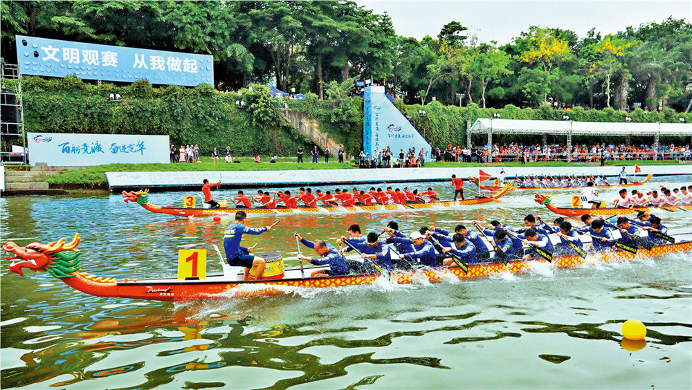 　　圖：廣東省內各地都傳承有歷史悠久的龍舟文化。圖為2019年在廣東中山舉辦的粵港澳大灣區龍舟邀請賽上，龍舟隊激烈競渡。