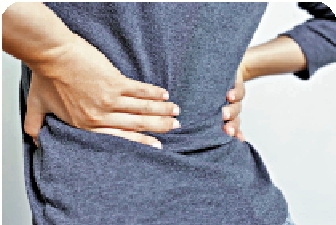 　　圖：患者可自行按摩腰部，紓緩痛楚。