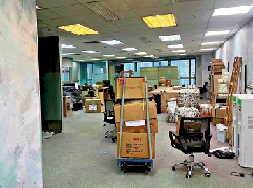 　　圖：有同學上月到港漂家位於觀塘的辦公室，發現已沒有工作人員，只有疑似搬運公司的人正在搬運物件。