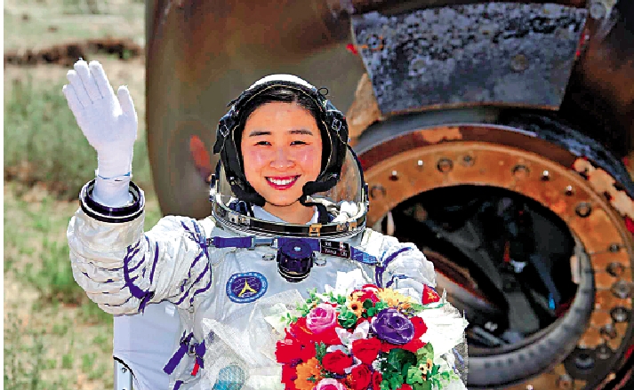 　　圖：2012年6月，在神舟九號任務中，劉洋成為中國首位女航天員。圖為2012年6月29日神九圓滿完成任務平安返回，劉洋出艙後揮手致意。