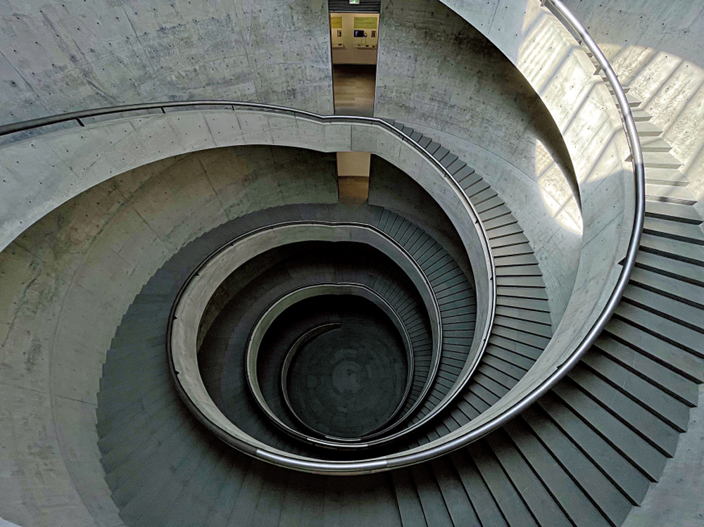 　　圖：由清水混凝土一次澆築成型的雙螺旋形樓梯是和美術館的標誌。