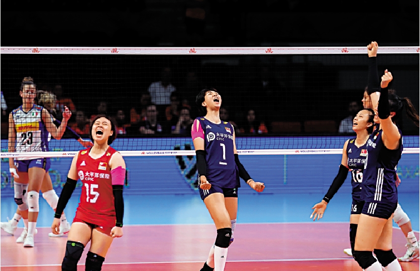 　　圖：中國隊球員王唯漪（前左一）、袁心玥（前左二）在比賽中慶祝得分。\新華社