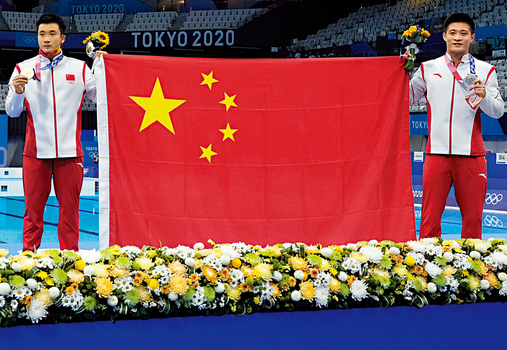 　　圖：曹緣（左）、楊健包辦東京奧運男子十米跳台金銀牌。\資料圖片