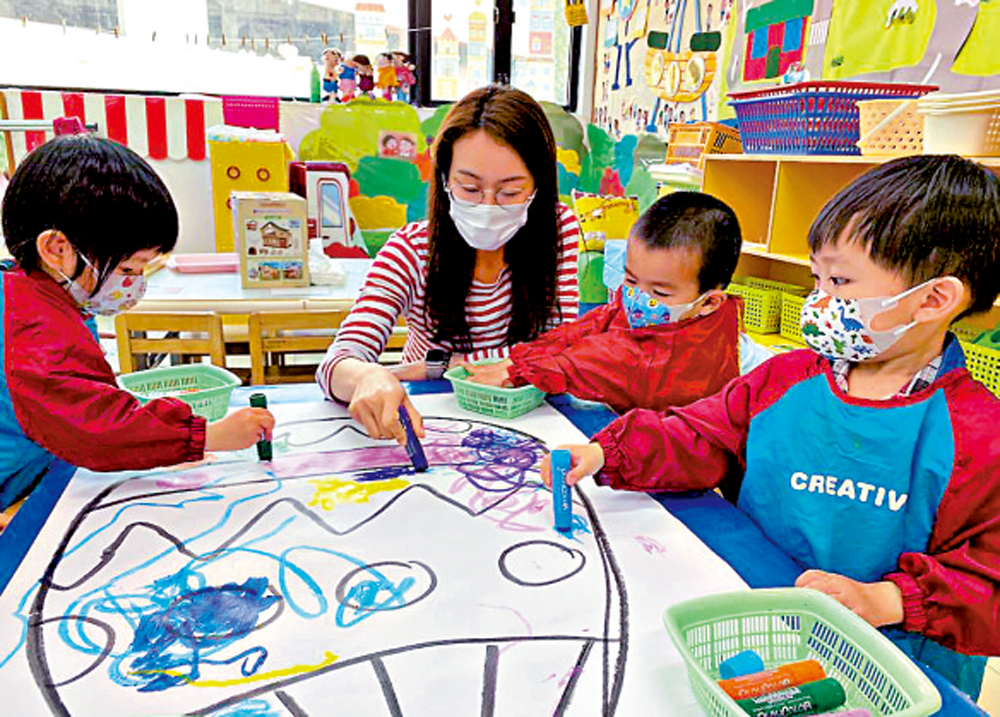 　　圖：啟思幼稚園增聘藝術專科老師，以生活融入藝術，引導幼兒發揮創意。