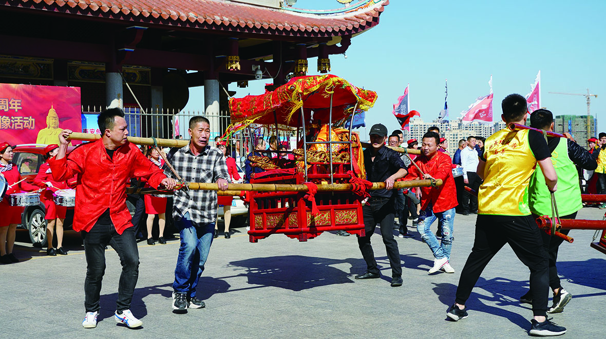 　　圖：南安與台灣神緣血脈一致。2016年，南安市組織鄭成功金身赴台巡遊會香，為300餘年來首次。每屆鄭成功文化節亦有眾多島內信眾赴南安祭拜鄭成功並組織神明巡遊。\蔣煌基 攝