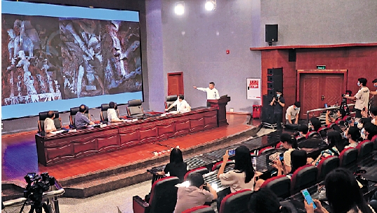 　　圖：四川省文物考古研究院三星堆考古研究所所長冉宏林（發布台右一）介紹出土的部分器物。\中新社