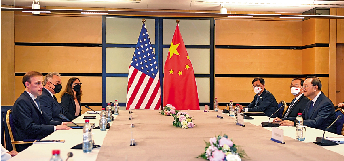 　　圖：13日，中共中央政治局委員、中央外事工作委員會辦公室主任楊潔篪（右一）同美國總統國家安全事務助理沙利文（左一）在盧森堡舉行會晤。\新華社