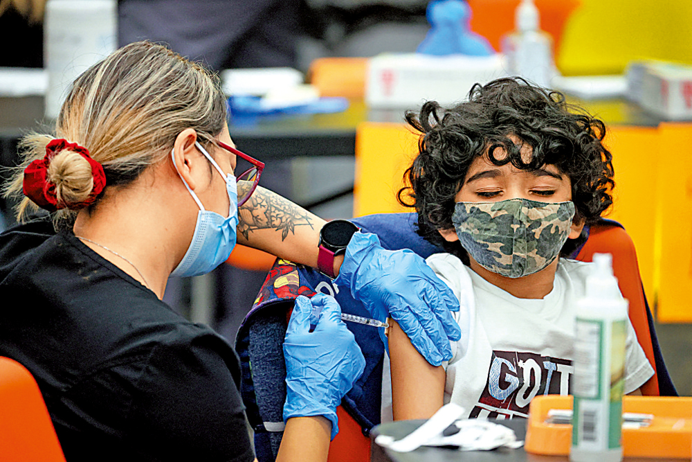 　　圖：美國最快下周為5歲以下兒童打針，圖為一名7歲兒童去年接種疫苗。\資料圖片